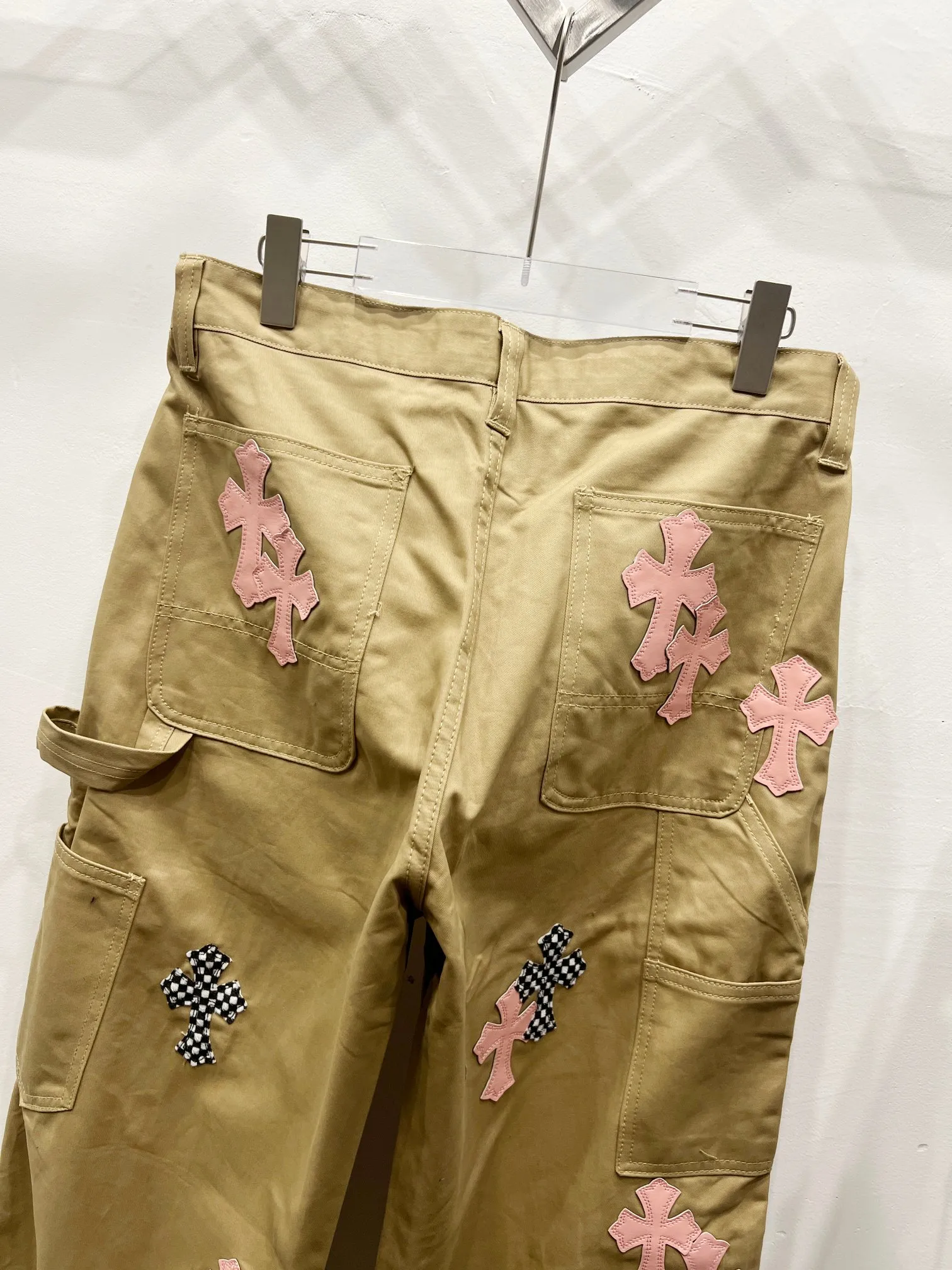 P260 Style number: (c034) ChromeHearts & ChromeHearts 2025 new khaki wood pink checkerboard cross leather couple's loose jeans Top quality ceiling quality Styles with different wash textures, very friendly to people with thin legs and thick legs, straight and loose version very flattering leg shape Timeless moderate length, easy to match with casual, basic styling for various styles, a must-have in the wardrobe! The fabric is stiff but also makes the upper body soft without losing texture. The washing process is even more perfect. It is a must-have item for everyone! ! ! Washed wheat, hang tag, pants label, three labels complete Color: Khaki Size: 28-30-32-34